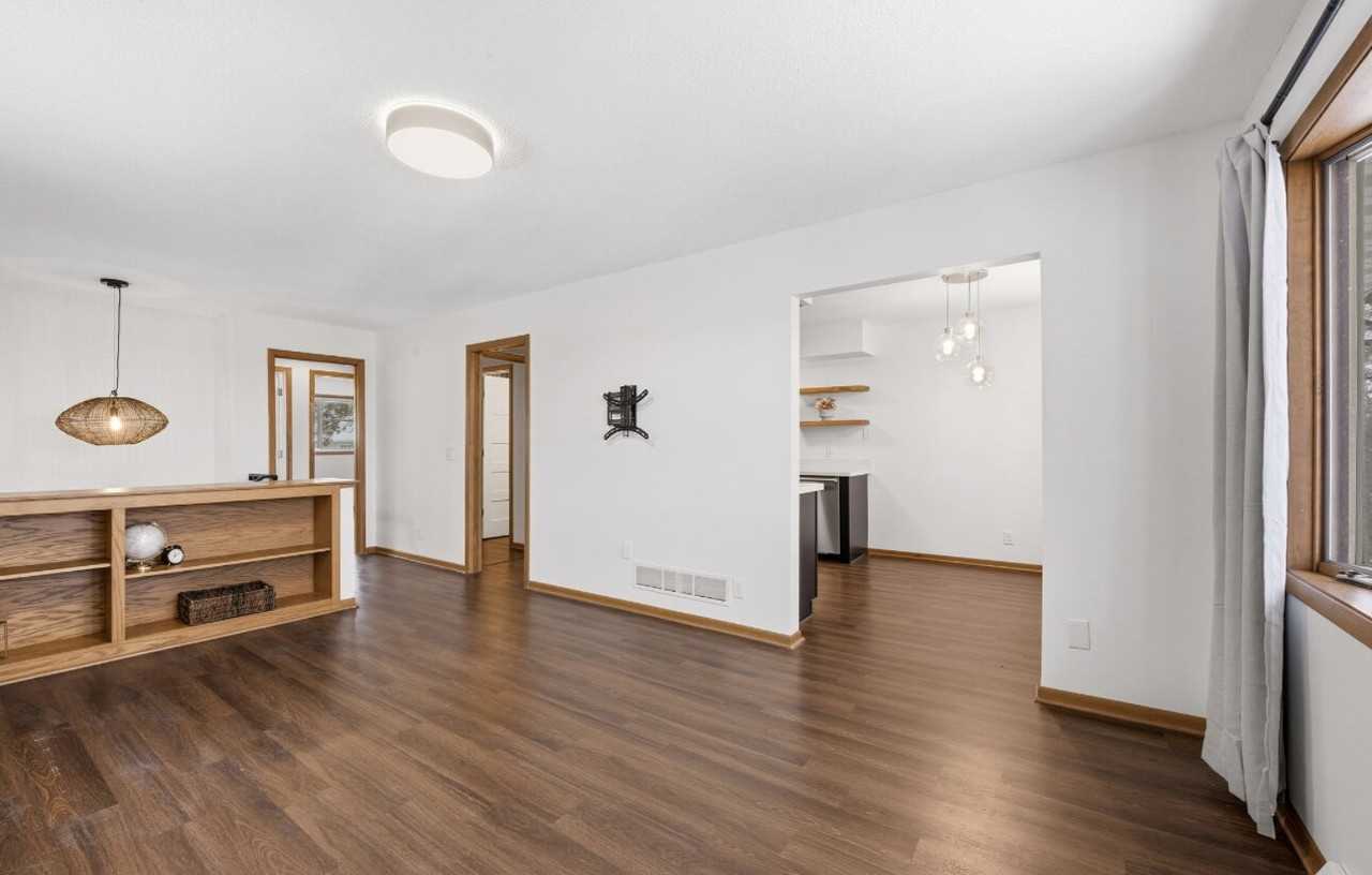 411 Monroe Pl - Photo 5 of 35