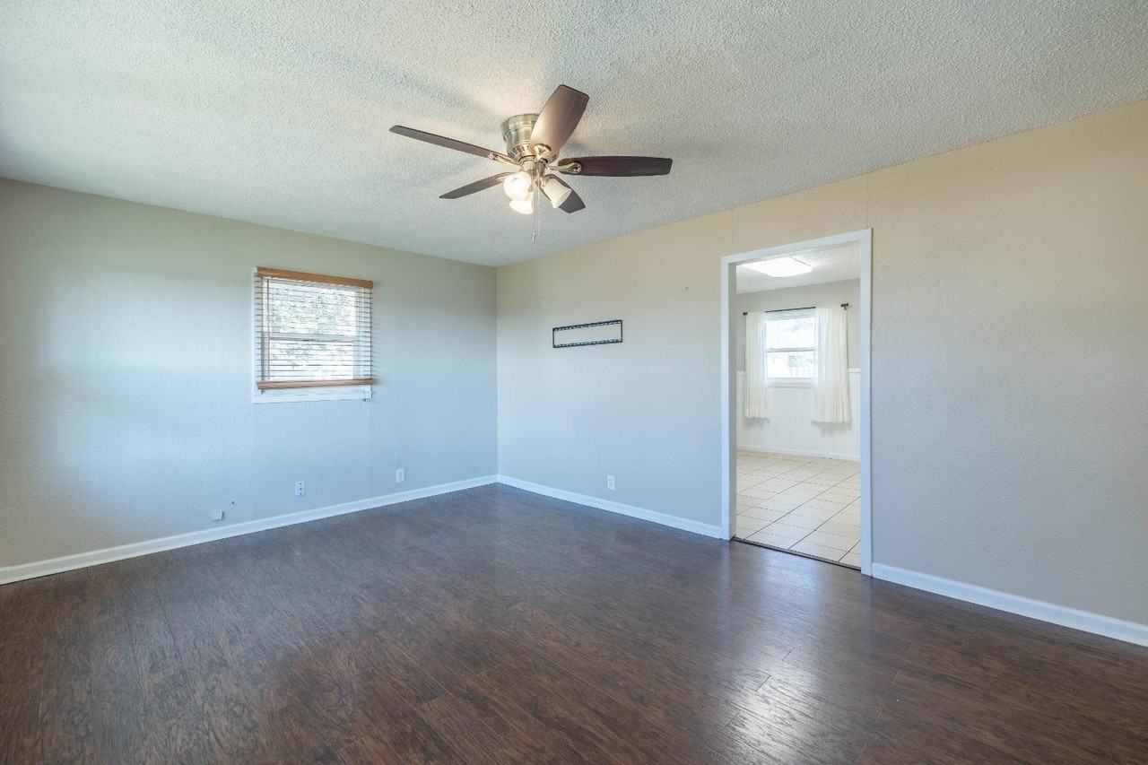 516 7th St - Photo 4 of 10