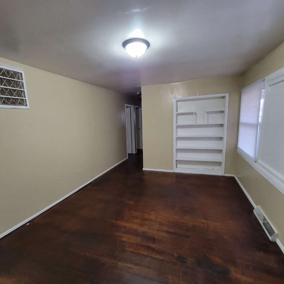 6117 Bettcher Ave - Photo 3 of 4