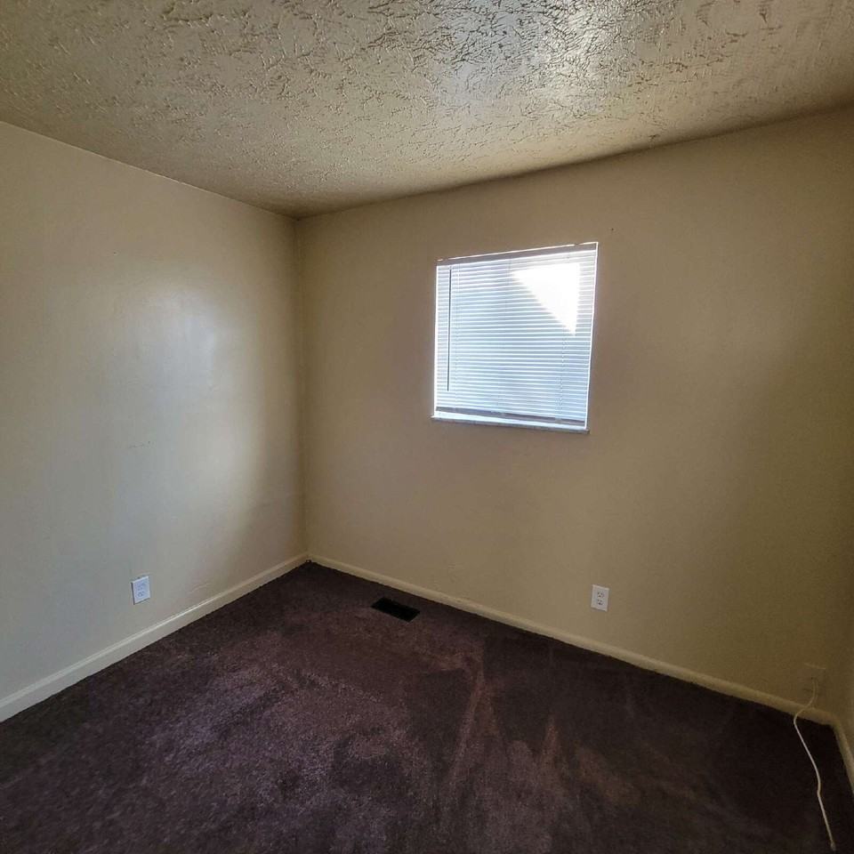 2718 N Dearborn St - Photo 2 of 8