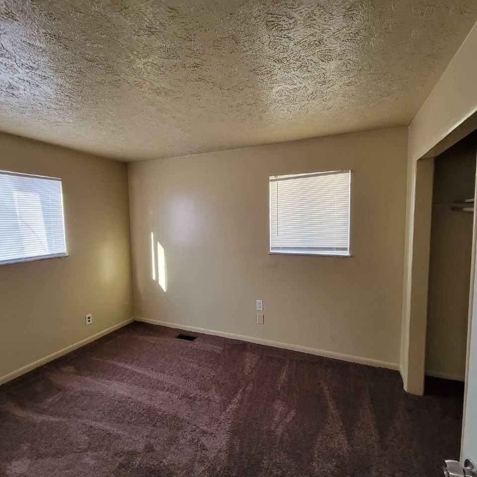 2718 N Dearborn St - Photo 4 of 8