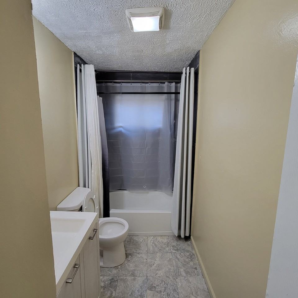 2718 N Dearborn St - Photo 6 of 8