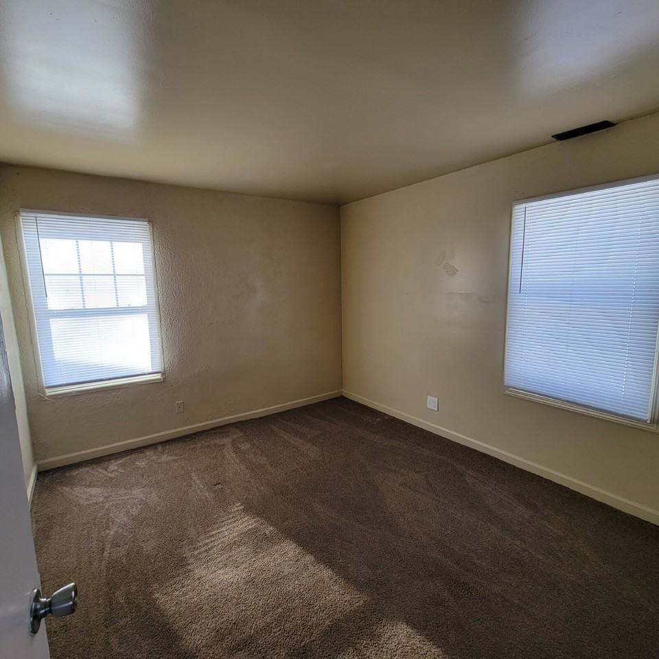 3331 N Butler Ave - Photo 2 of 6