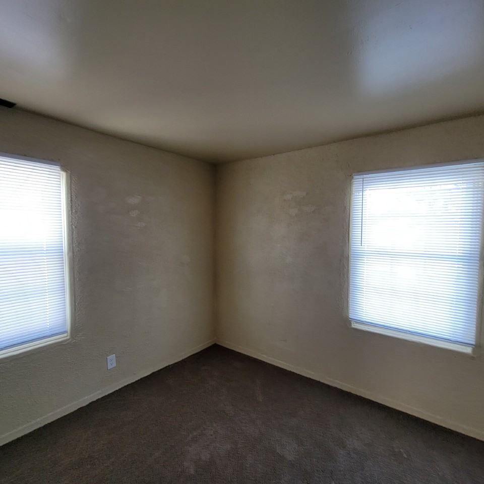 3331 N Butler Ave - Photo 3 of 6