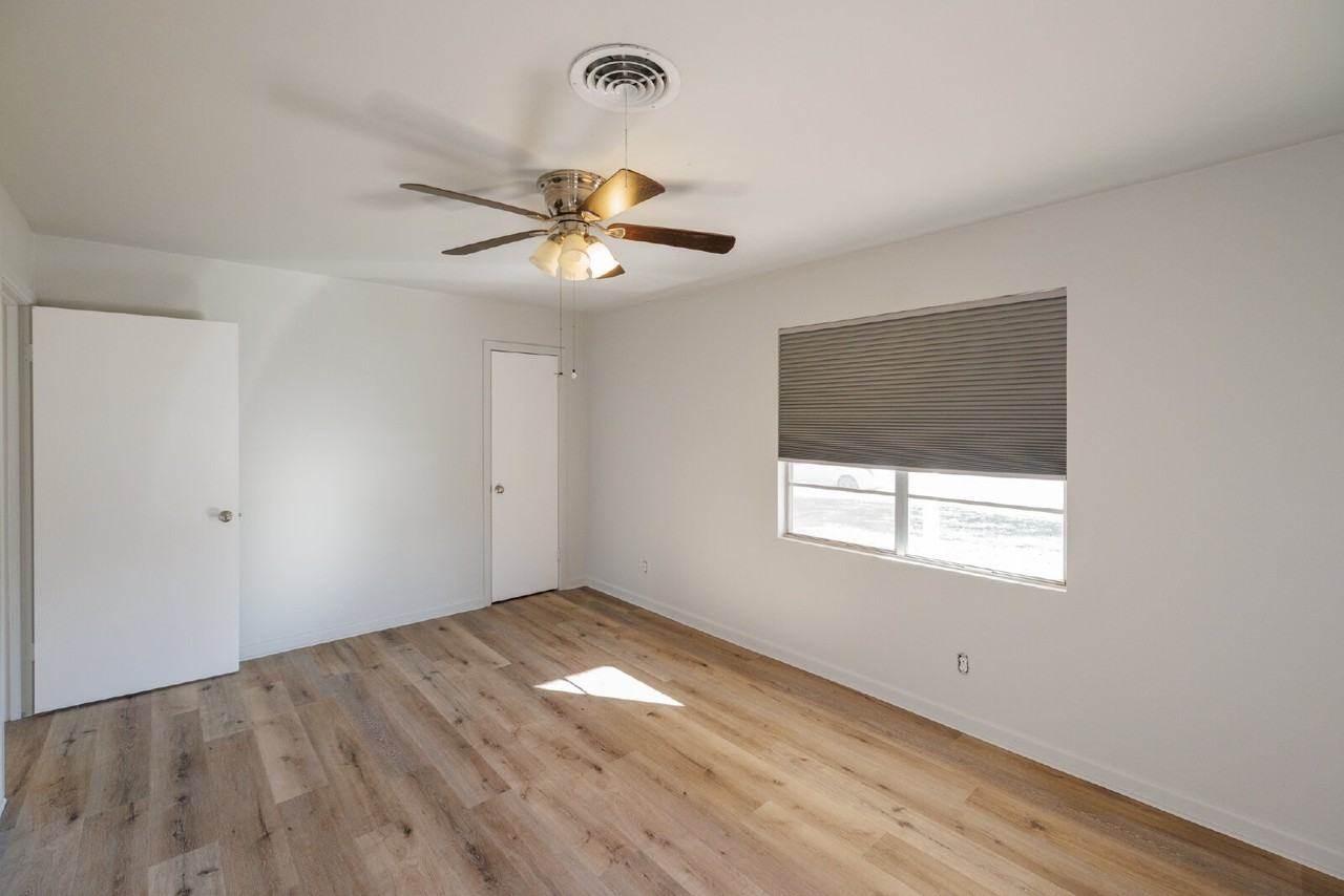 2140 Glenwood Dr - Photo 2 of 35