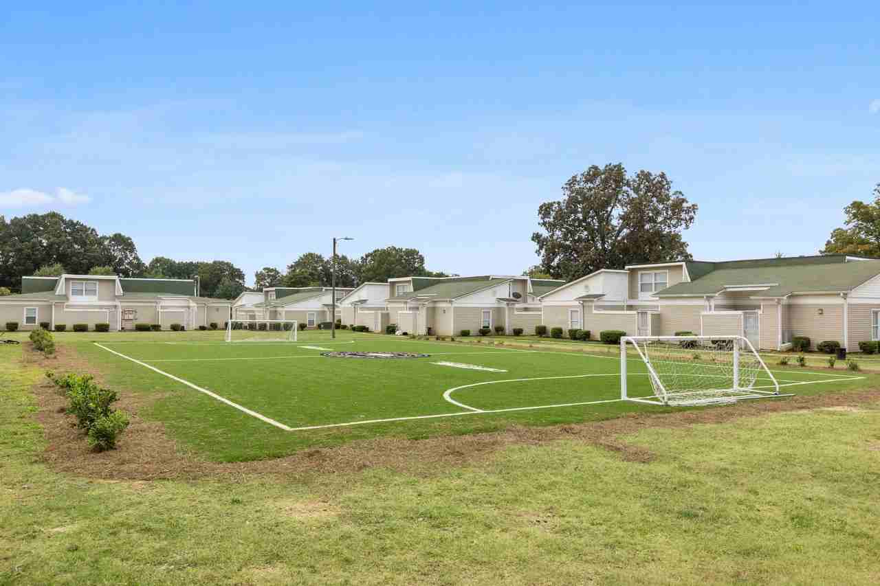 Hunters Pointe - Photo 4 of 19