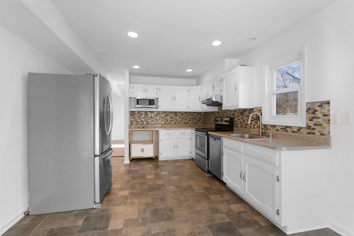 2636 E Side Dr - Photo 3 of 19