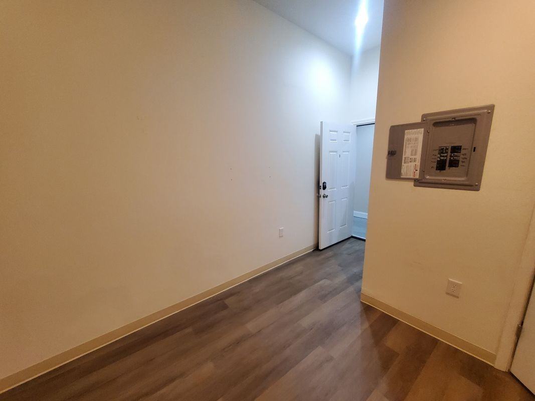 641 Washington St ##D - Photo 3 of 8