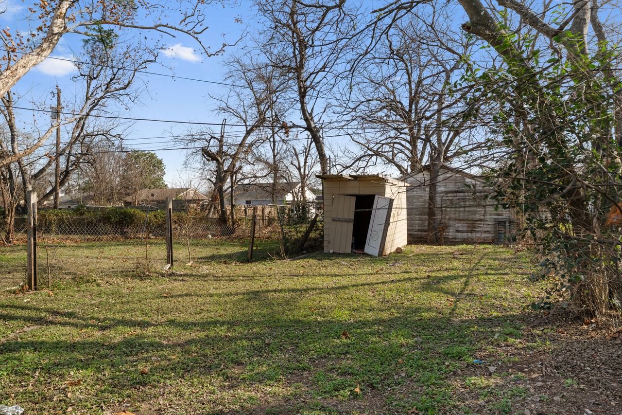 3916 Homan Ave - Photo 6 of 10