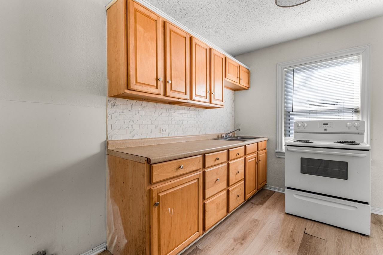 3916 Homan Ave - Photo 5 of 10