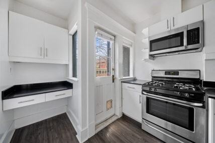 The Lincoln Apartments - Photo 4 of 18