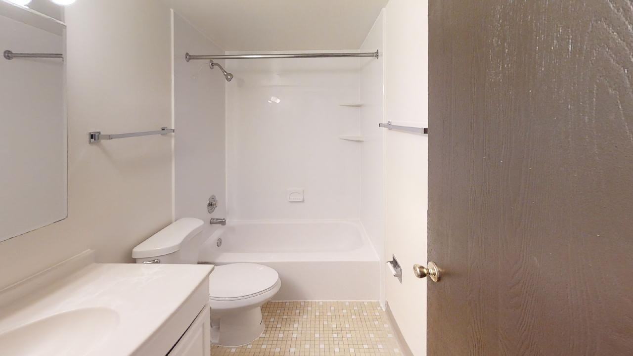 Colonial Village Apartments - Photo 4 of 12