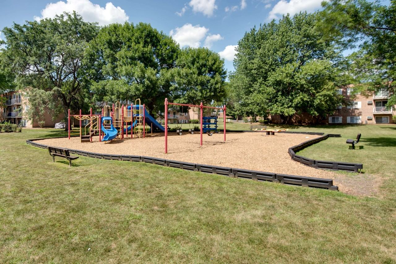 Colonial Village Apartments - Photo 6 of 12