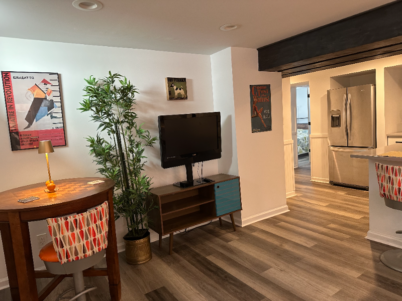 1022 E State St - Photo 3 of 11