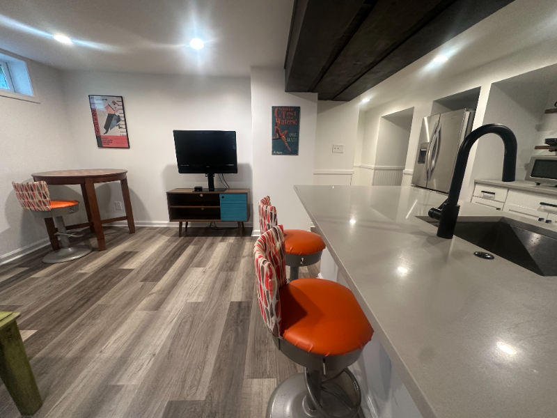 1022 E State St - Photo 4 of 11