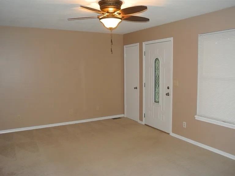 905 Crestview Ln - Photo 3 of 19