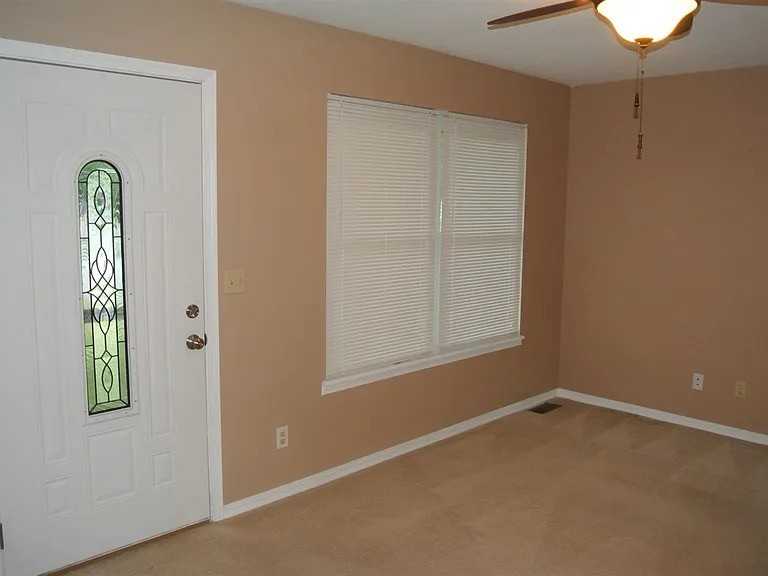 905 Crestview Ln - Photo 4 of 19