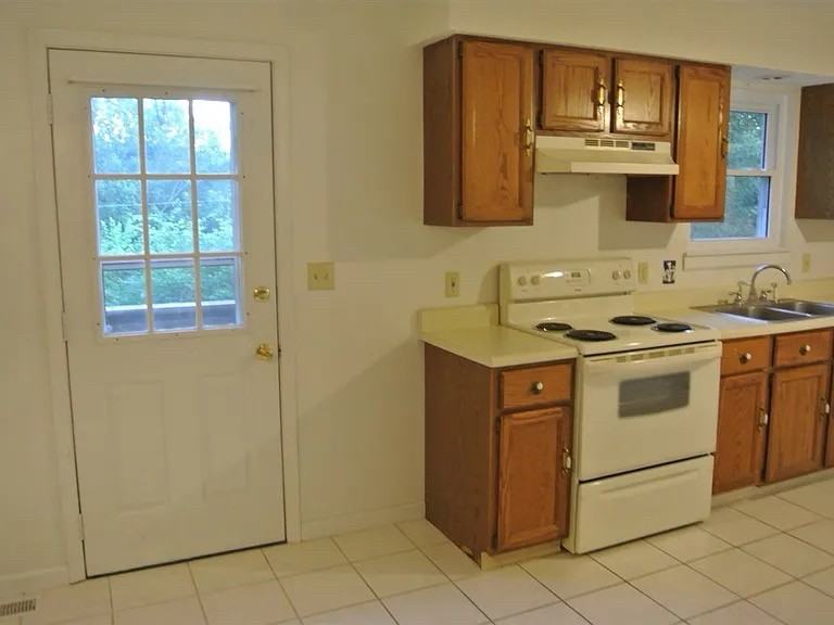 905 Crestview Ln - Photo 6 of 19