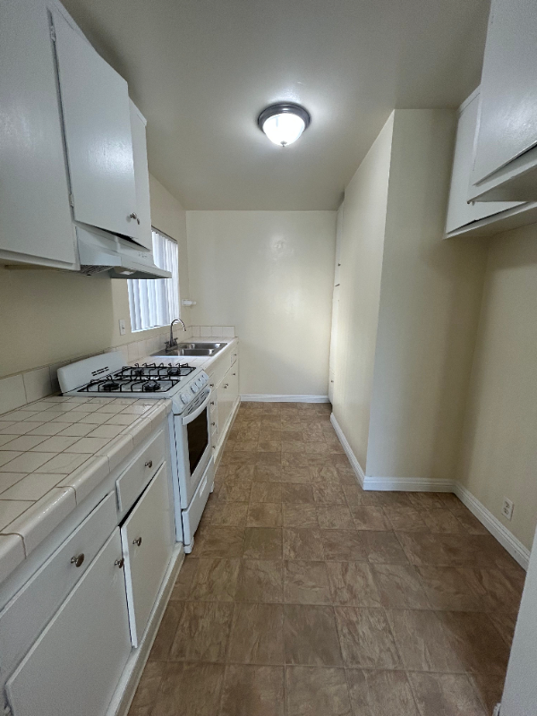 409 N Los Robles Ave #1 - Photo 3 of 7