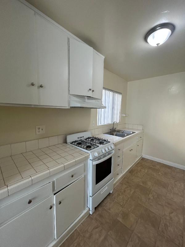 409 N Los Robles Ave #1 - Photo 4 of 7