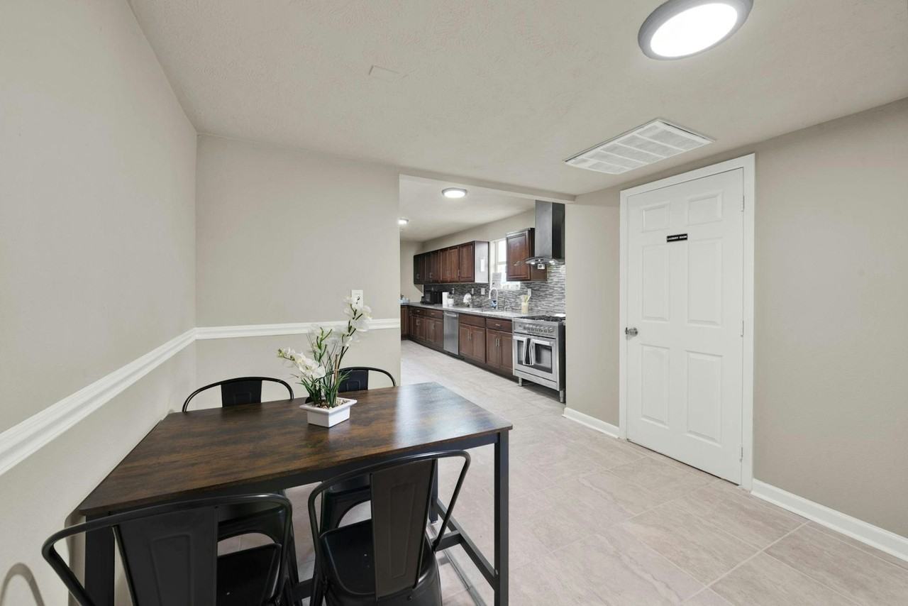 1917 Sadler Street, Unit 5 - Photo 7 of 9