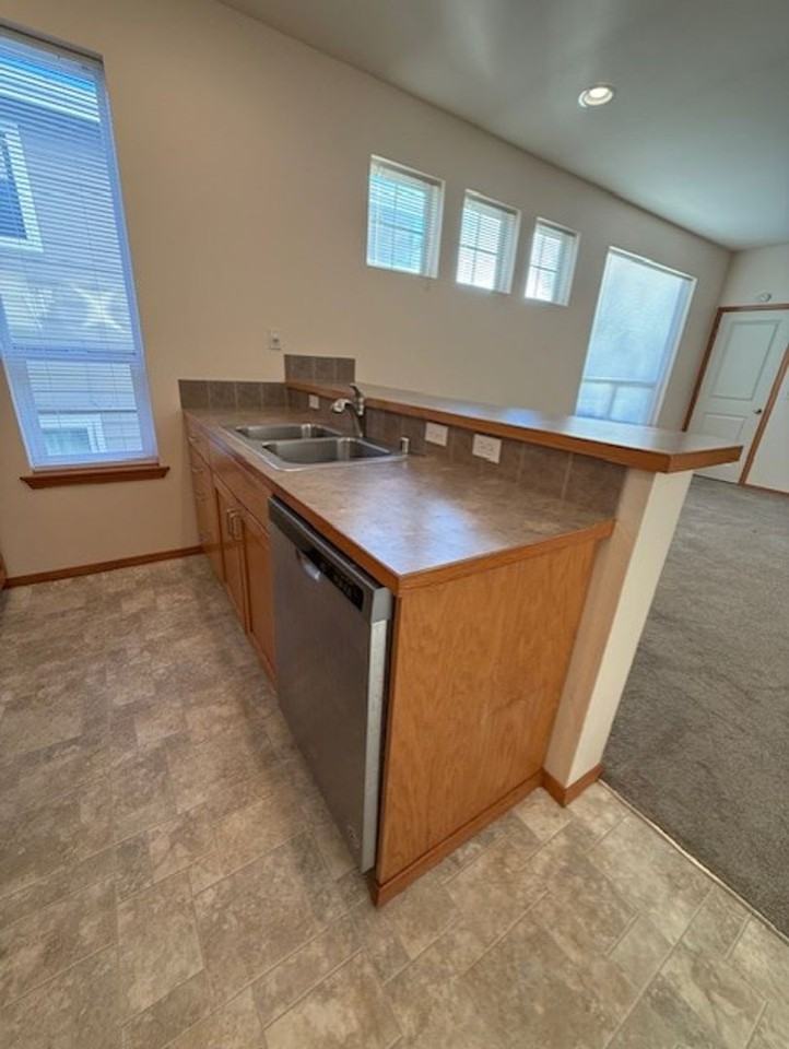 3319 Rockefeller Ave - Photo 7 of 19