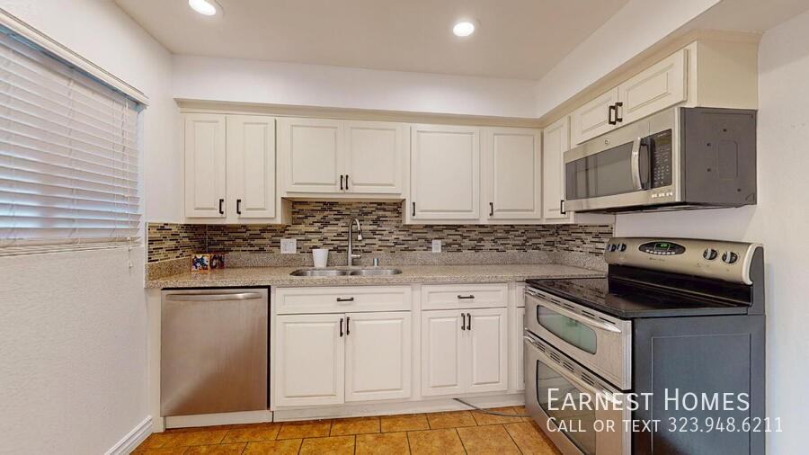 5652 Yolanda Ave #6 - Photo 5 of 10