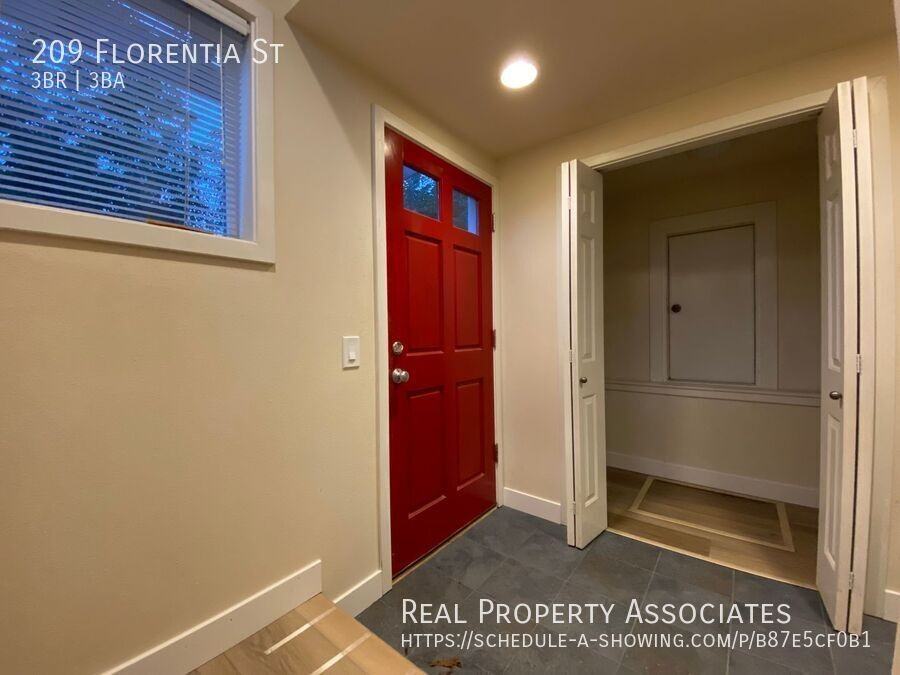 209 Florentia St - Photo 3 of 20
