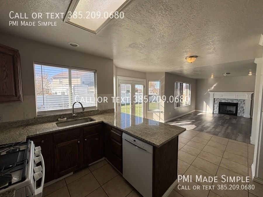 826 S 1560 E - Photo 6 of 30