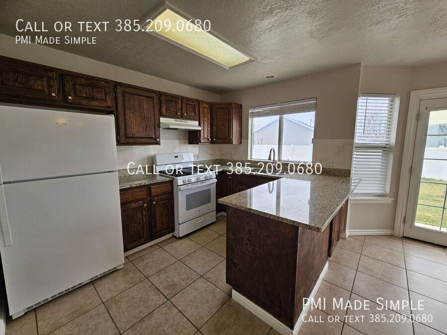 826 S 1560 E - Photo 7 of 30