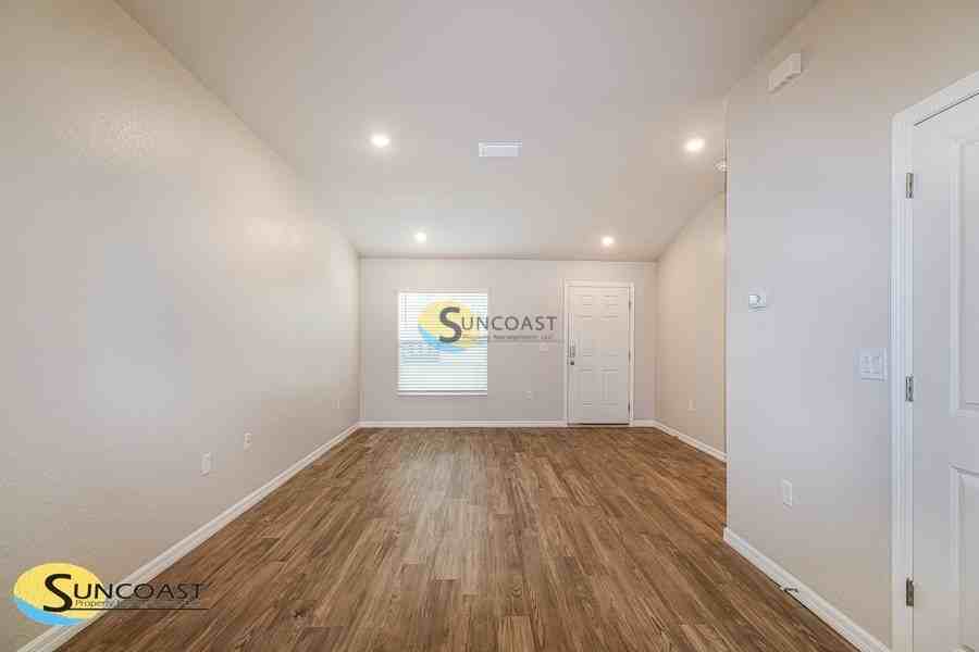 812 Spruce St - Photo 4 of 17