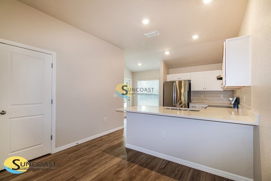 812 Spruce St - Photo 6 of 17