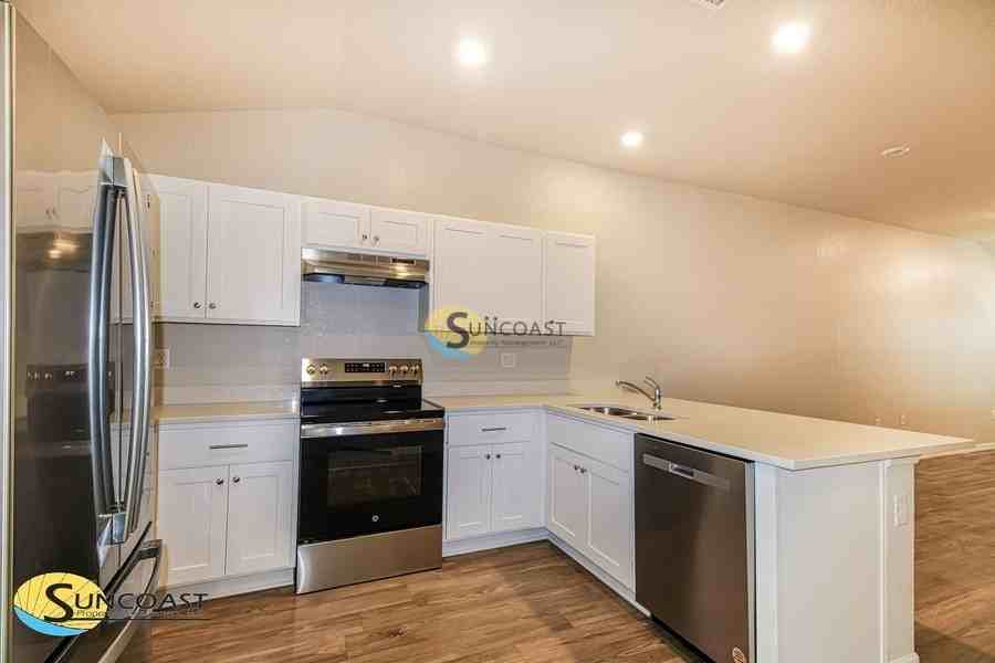 812 Spruce St - Photo 7 of 17