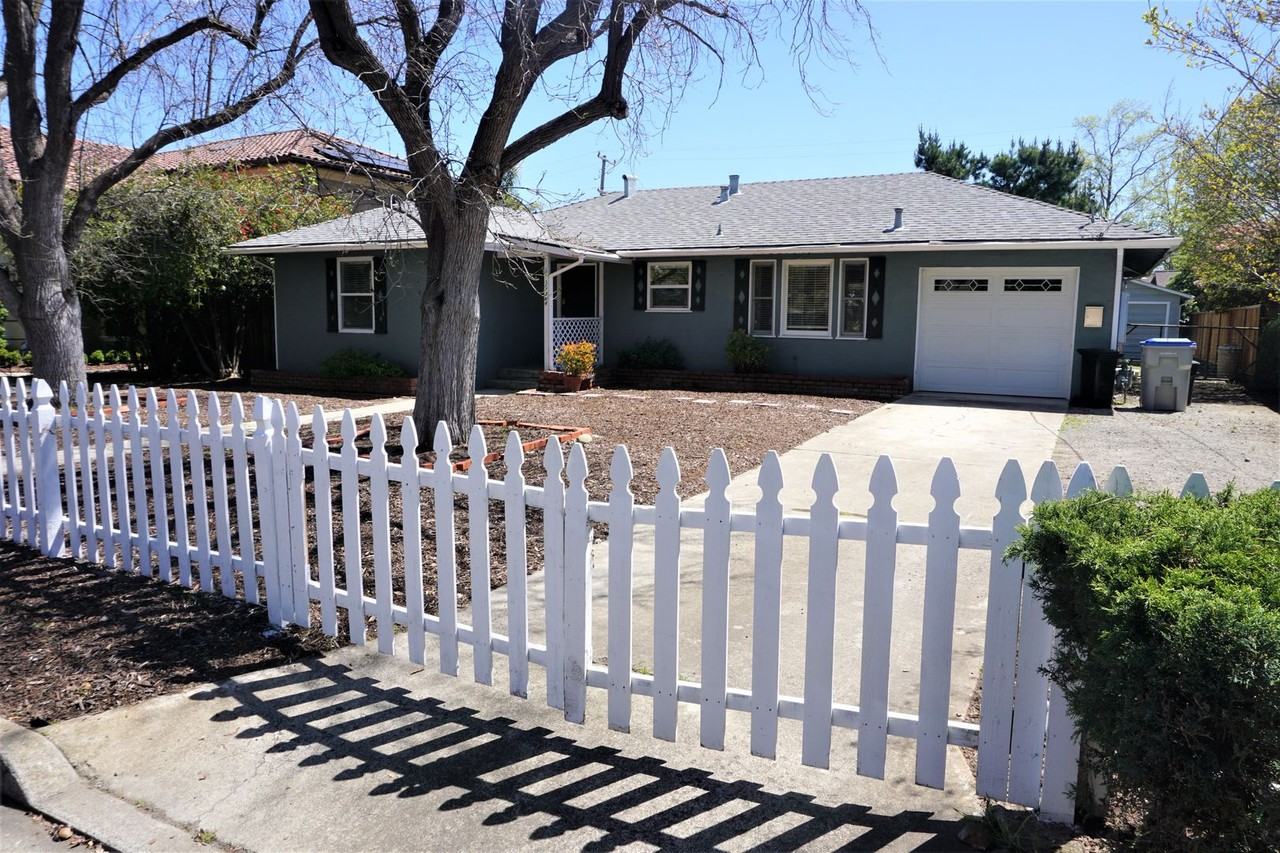 11564 Southwood Dr - Photo 2 of 21