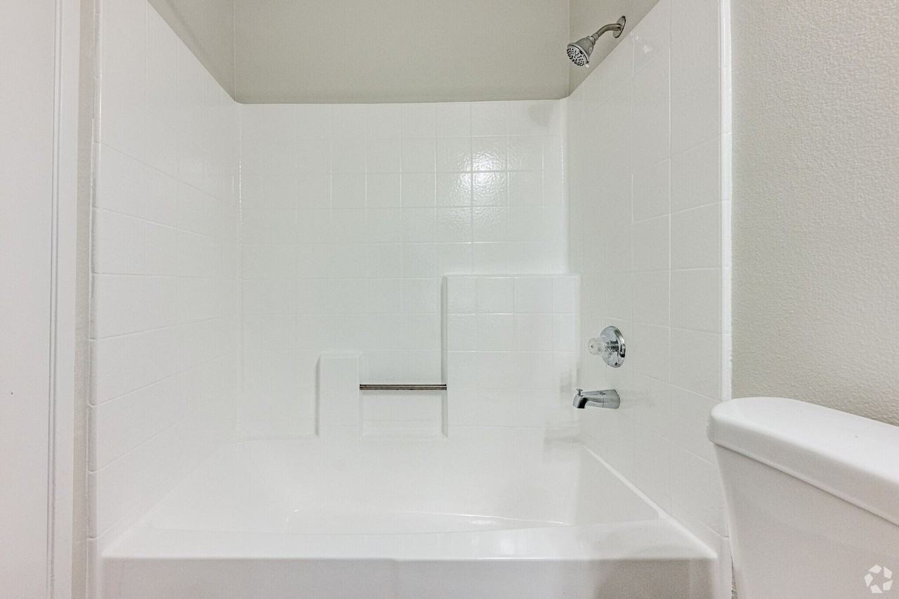 2 Bed, 2 Bath Apartment in Paramount - Photo 3 of 5