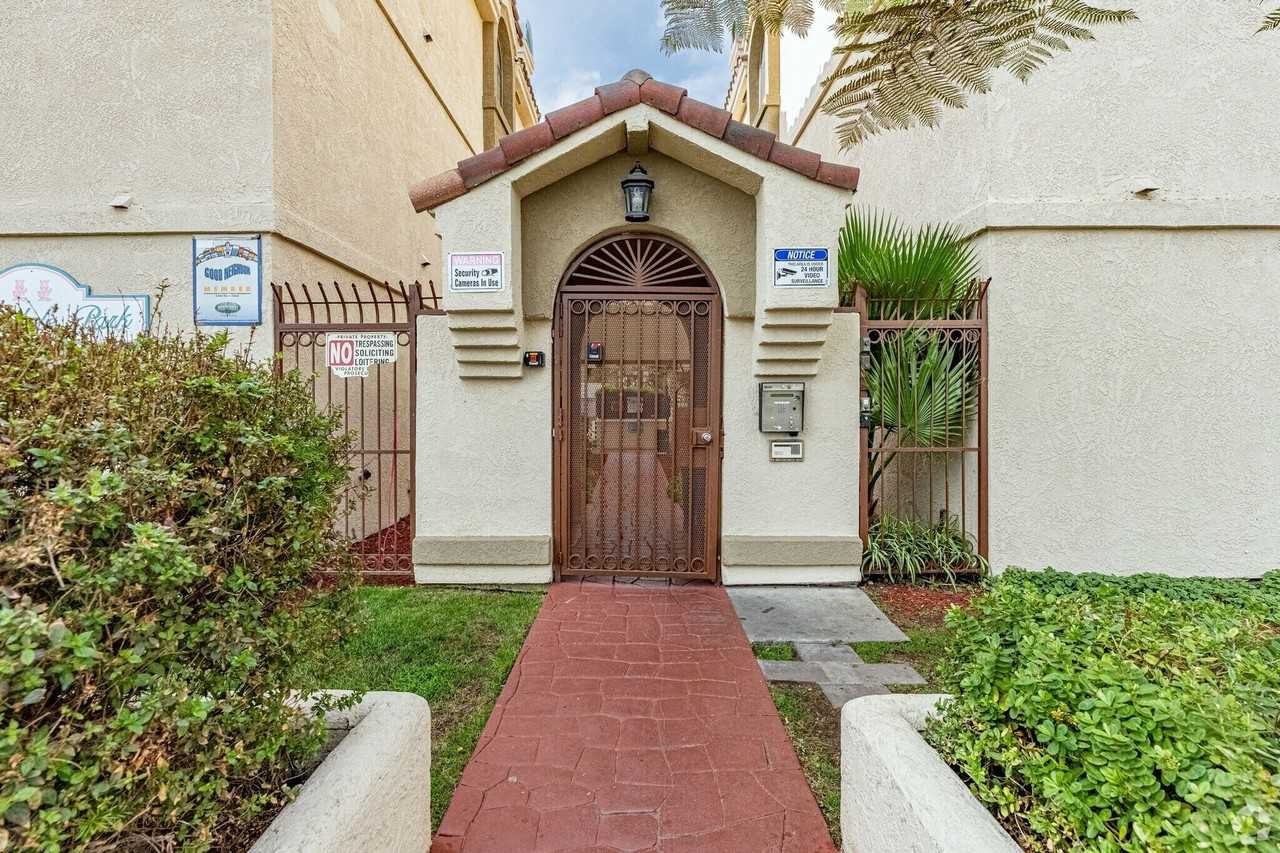 2 Bed, 2 Bath Apartment in Paramount - Photo 5 of 5