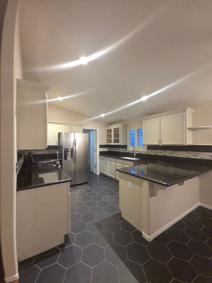 1578 Pries Ct - Photo 3 of 20