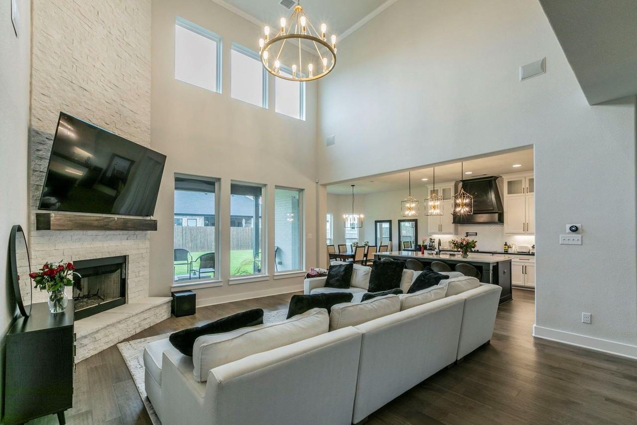 2104 Palafox Dr - Photo 2 of 18