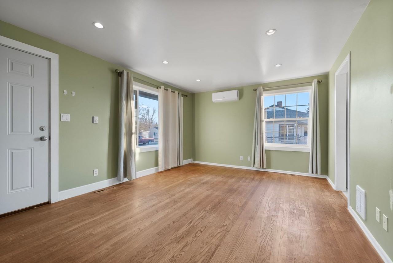 5707 N Lindeke St - Photo 4 of 16