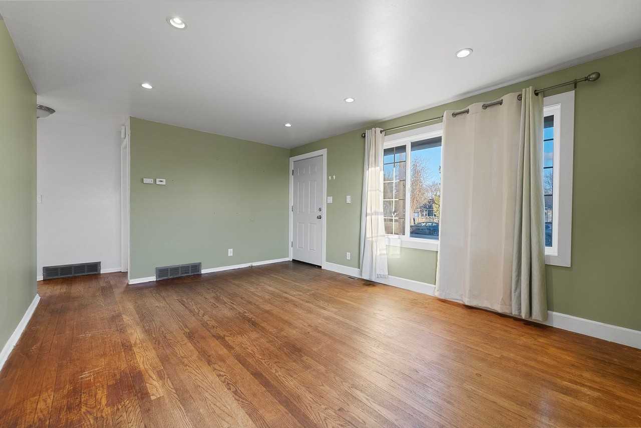 5707 N Lindeke St - Photo 5 of 16