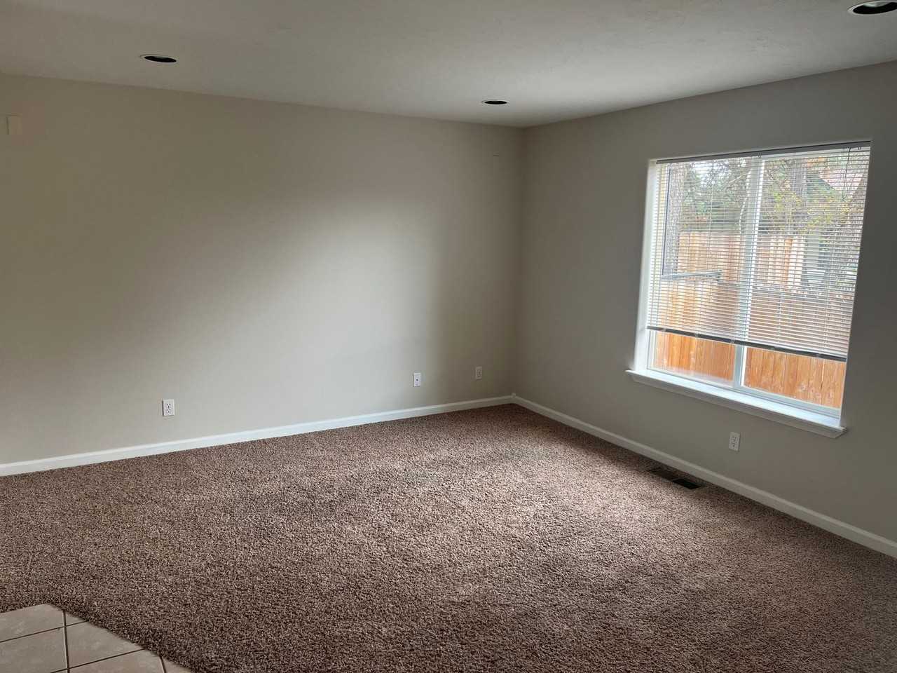 2040 Nw Harriman St - Photo 4 of 6