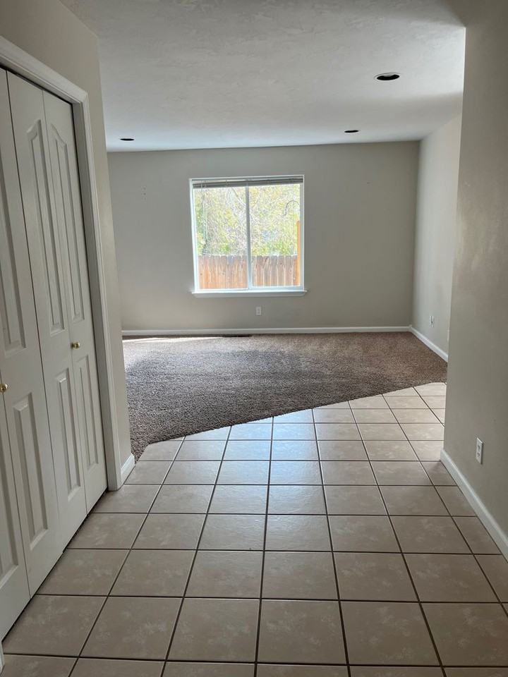 2040 Nw Harriman St - Photo 5 of 6