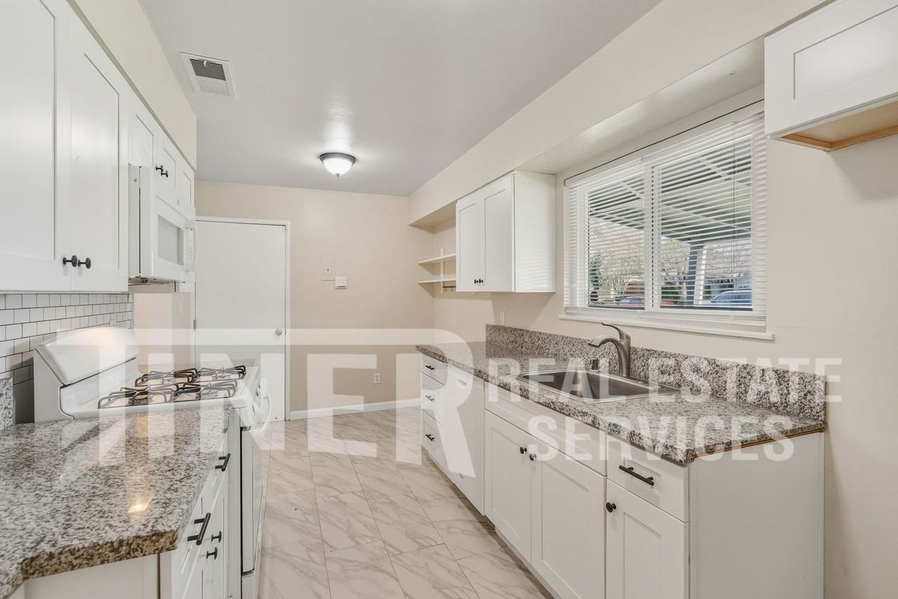 1309 Shadowglen Rd - Photo 3 of 20