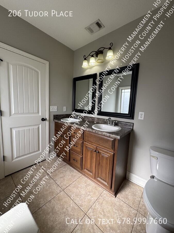 206 Tudor Pl - Photo 2 of 4