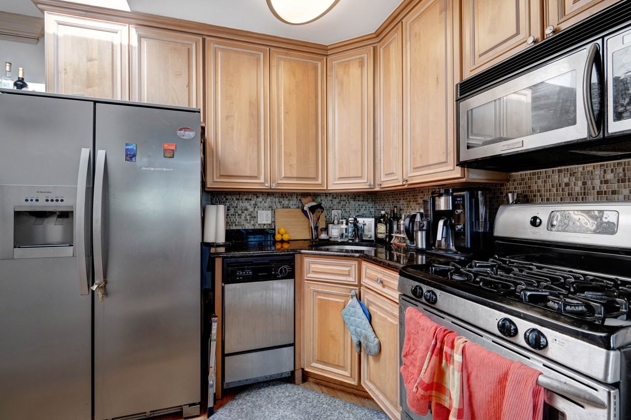 610 14th Pl Ne #4 - Photo 3 of 11