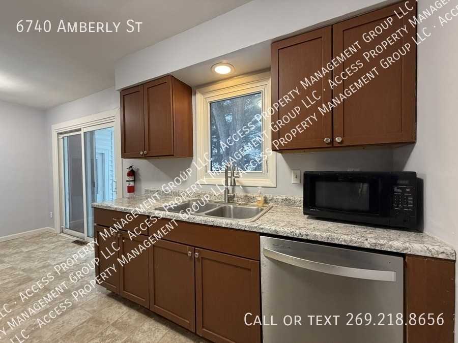 6740 Amberly St - Photo 6 of 26