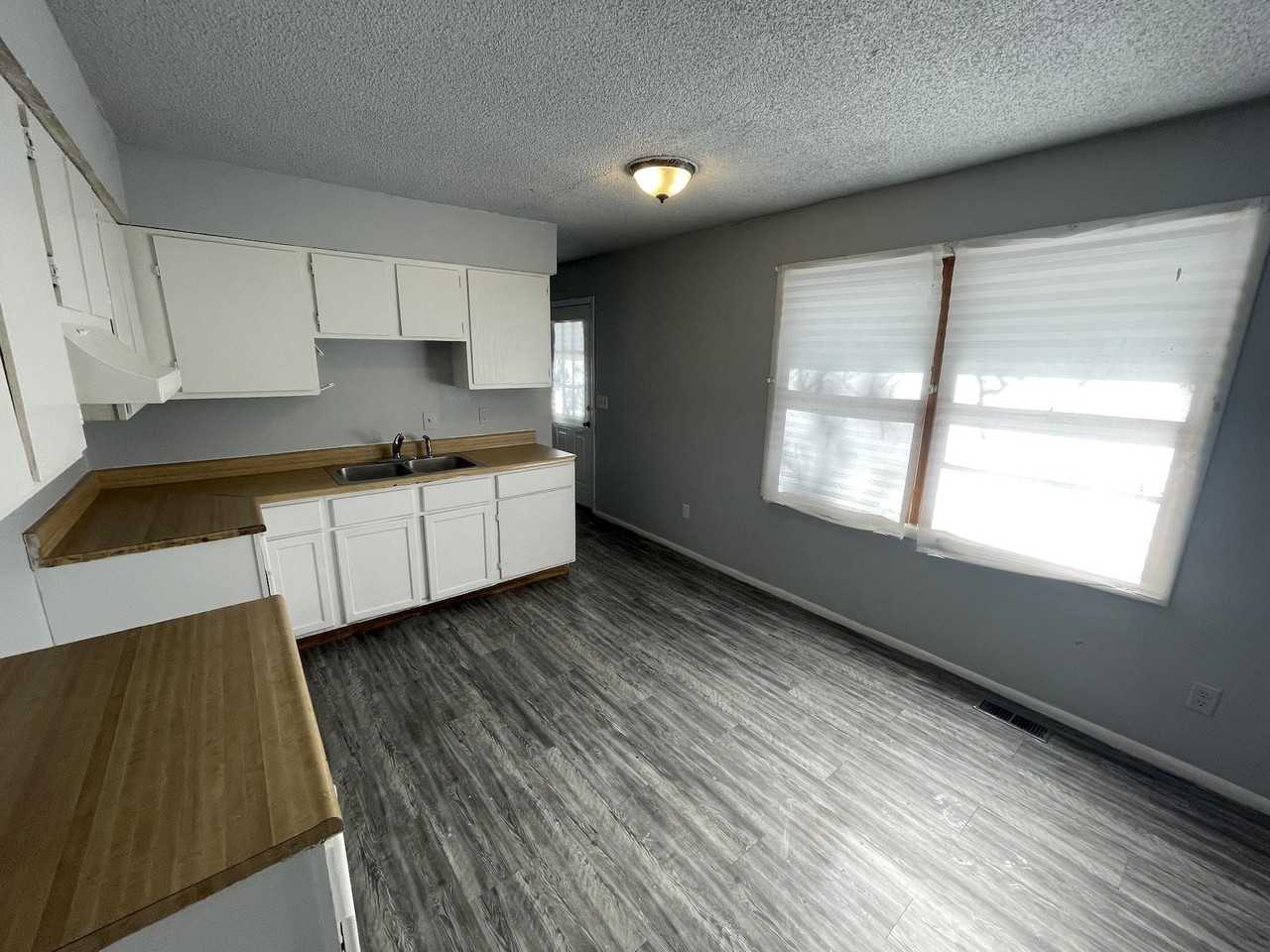 924 Blueridge Dr - Photo 3 of 14