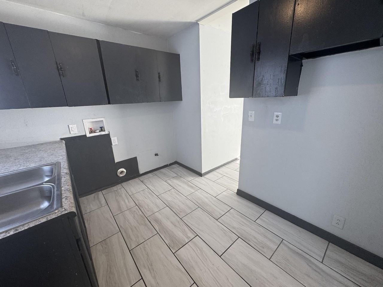 905 Southmoor Dr - Photo 2 of 17