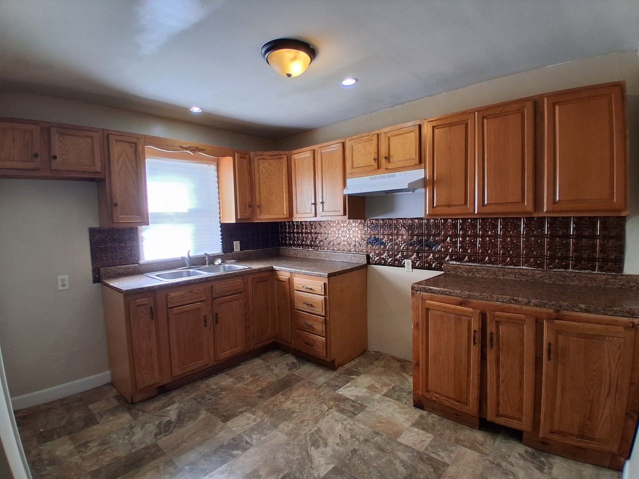 111 Grace St - Photo 2 of 16