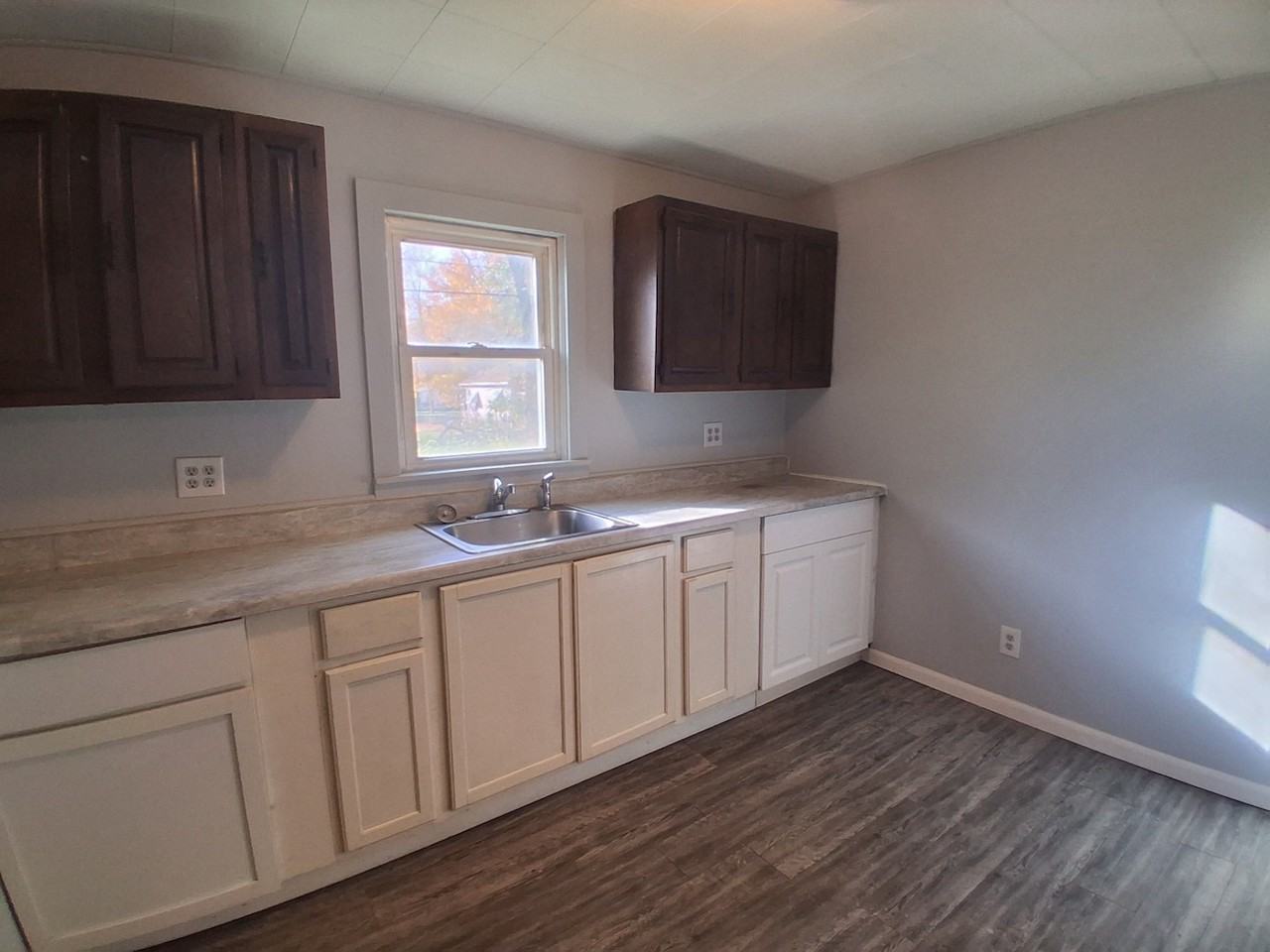 904 N Collett St - Photo 2 of 14